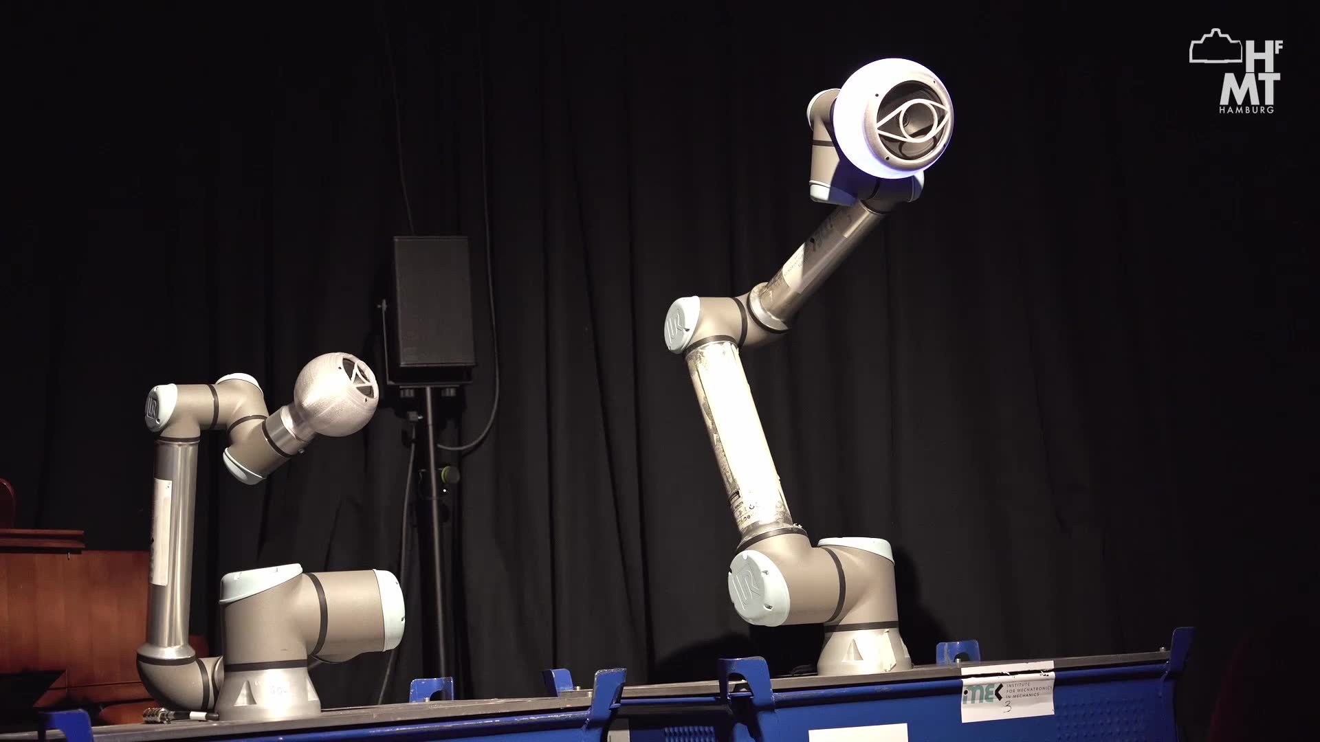 Miniaturansicht - Lõ5t iñ Trån5l4tíøn – Eine musikalische Bühnenshow über Menschen, Roboter und die Kunst des Übersetzens