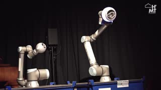 Miniaturansicht - Lõ5t iñ Trån5l4tíøn – Eine musikalische Bühnenshow über Menschen, Roboter und die Kunst des Übersetzens